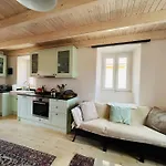 Traditional Detached Corfu House, 50m To Village Square Hébergement de vacances Liapades