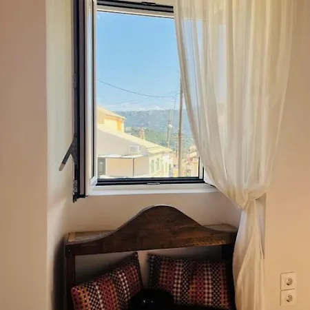 Ferienhaus Traditional Detached Corfu House, 50m To Village Square Liapades